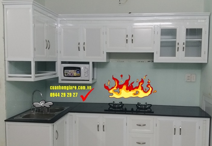 tu-bep-nhom-kinh-treo-tuong-mau-trang-sua Tủ bếp nhôm kính vân gỗ đẹp sang trọng