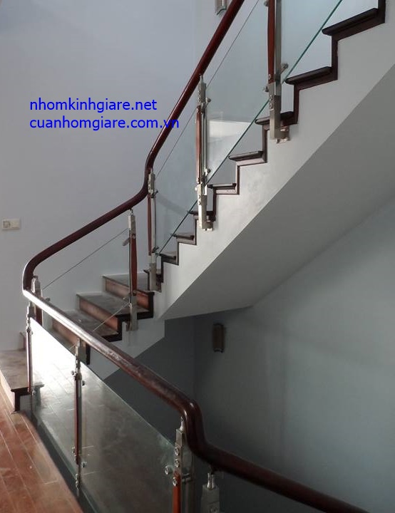 thi-cong-lan-can-cau-thang-kinh-tay-vin-go-tphcm Thi công lan can cầu thang kính tay vịn gỗ tại tphcm