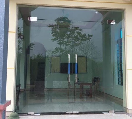 Cửa bằng kính cường lực cho không gian phòng khách