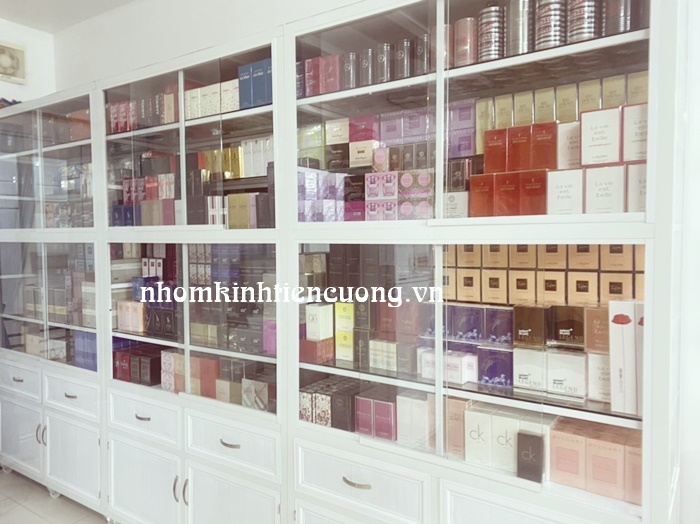 Tủ kính trưng bày mỹ phẩm 1